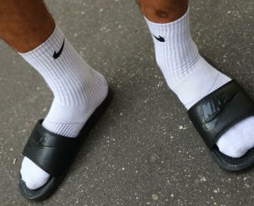 «Ça fait plage» : l’interdiction des claquettes-chaussettes dans un collège divise élèves et enseignants