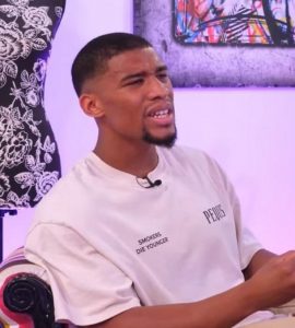 Abou trompé par sa femme qu’il découvre sans voile, en string et en train de fumer »