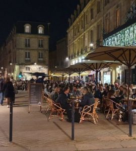 Bordeaux : il vole le sac à main d'une cliente en terrasse, elle le rattrape et le soumet