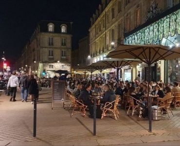 Bordeaux : il vole le sac à main d'une cliente en terrasse, elle le rattrape et le soumet