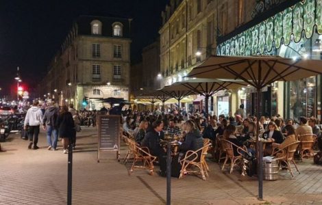 Bordeaux : il vole le sac à main d'une cliente en terrasse, elle le rattrape et le soumet