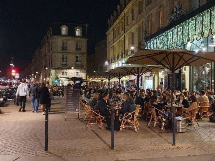 Bordeaux : il vole le sac à main d'une cliente en terrasse, elle le rattrape et le soumet