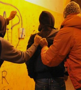 Massacrato per una sigaretta: è caccia alla banda di nordafricani