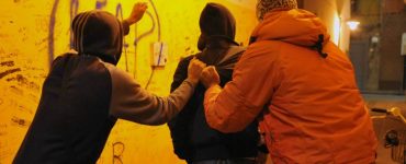 Massacrato per una sigaretta: è caccia alla banda di nordafricani