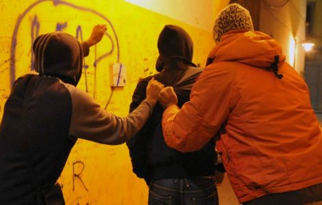 Massacrato per una sigaretta: è caccia alla banda di nordafricani