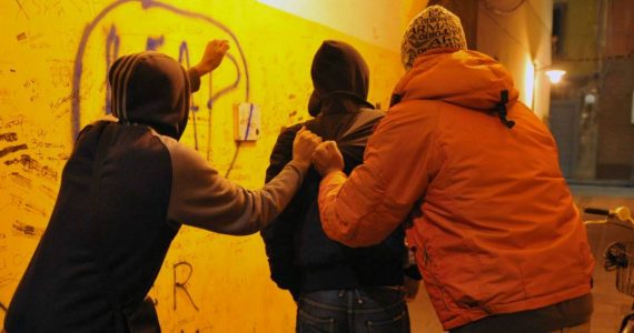 Massacrato per una sigaretta: è caccia alla banda di nordafricani