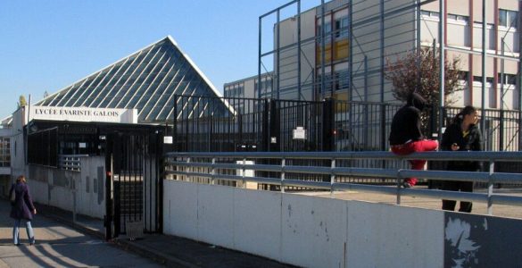 Beaumont-sur-Oise : le lycée Évariste-Galois évacué après des tirs de feux d’artifice sur les bâtiments et de pétards dans les locaux