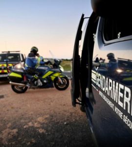 Des "scènes de violence" entre une vingtaine de personnes encagoulées et armées de barres de fer, à Vennecy
