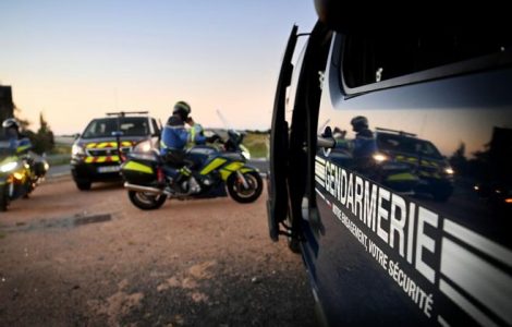 Des "scènes de violence" entre une vingtaine de personnes encagoulées et armées de barres de fer, à Vennecy