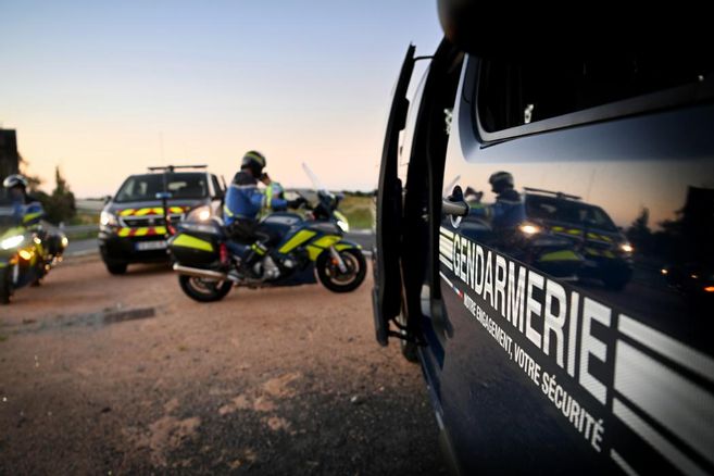 Des "scènes de violence" entre une vingtaine de personnes encagoulées et armées de barres de fer, à Vennecy