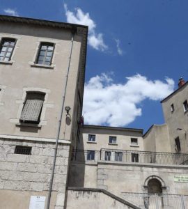 Isère À 18 ans, il malmène sa copine car sa tenue ne lui convenait pas