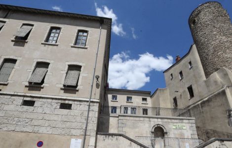 Isère À 18 ans, il malmène sa copine car sa tenue ne lui convenait pas