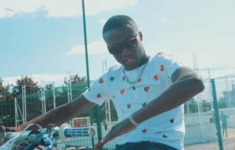 Soupçonné d’avoir abattu son meilleur ami par erreur lors d’une rixe cette nuit, le rappeur YKM a été sauvé par la police et placé en garde à vue alors qu’il allait se faire lyncher par les habitants de la cité des Hautes-Mardelles