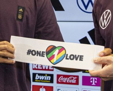 Mondial de foot au Qatar : menacés par la FIFA, sept équipes renoncent au brassard de soutien aux LGBT