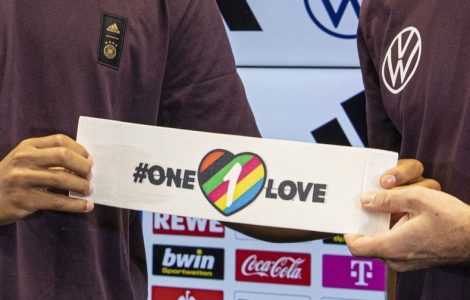 Mondial de foot au Qatar : menacés par la FIFA, sept équipes renoncent au brassard de soutien aux LGBT