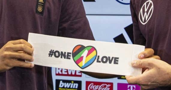 Mondial de foot au Qatar : menacés par la FIFA, sept équipes renoncent au brassard de soutien aux LGBT