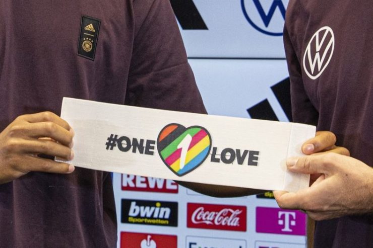 Mondial de foot au Qatar : menacés par la FIFA, sept équipes renoncent au brassard de soutien aux LGBT