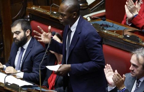 Italie : un député pro-migrants suspendu pour soupçons de mauvais traitements infligés à des migrants