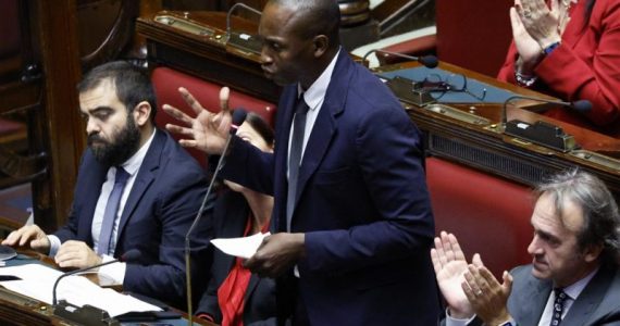 Italie : un député pro-migrants suspendu pour soupçons de mauvais traitements infligés à des migrants