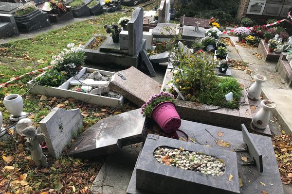 Téměř 50 hrobů znesvěcených na hřbitově Graville v Le Havru