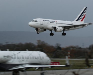 Air France ne peut interdire le port des tresses afro à ses stewards, tranche la Cour de cassation