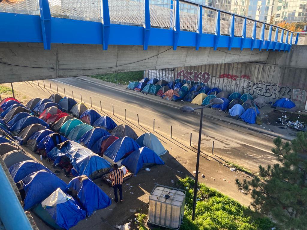 Selon l'association pro-migrants Utopia 56, la moitié des centaines de ...