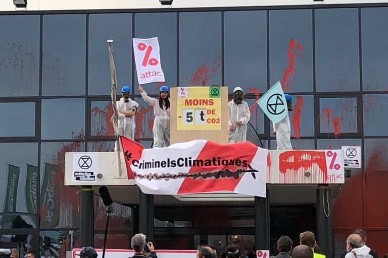 Le Bourget (93) des militants d'Attac et d'Extinction Rebellion ont