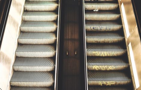Yvelines. Une mère de famille poussée dans les escaliers par un voyageur énervé