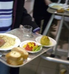 Vaucluse: un maire RN supprime les menus de substitution des cantines pour faire des "économies"