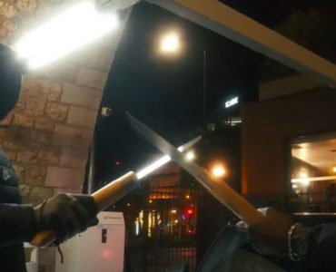 L’Opinel 13, le couteau à la lame de 22 cm qui fascine les bandes rivales et les rappeurs