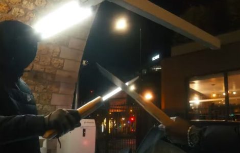 L’Opinel 13, le couteau à la lame de 22 cm qui fascine les bandes rivales et les rappeurs