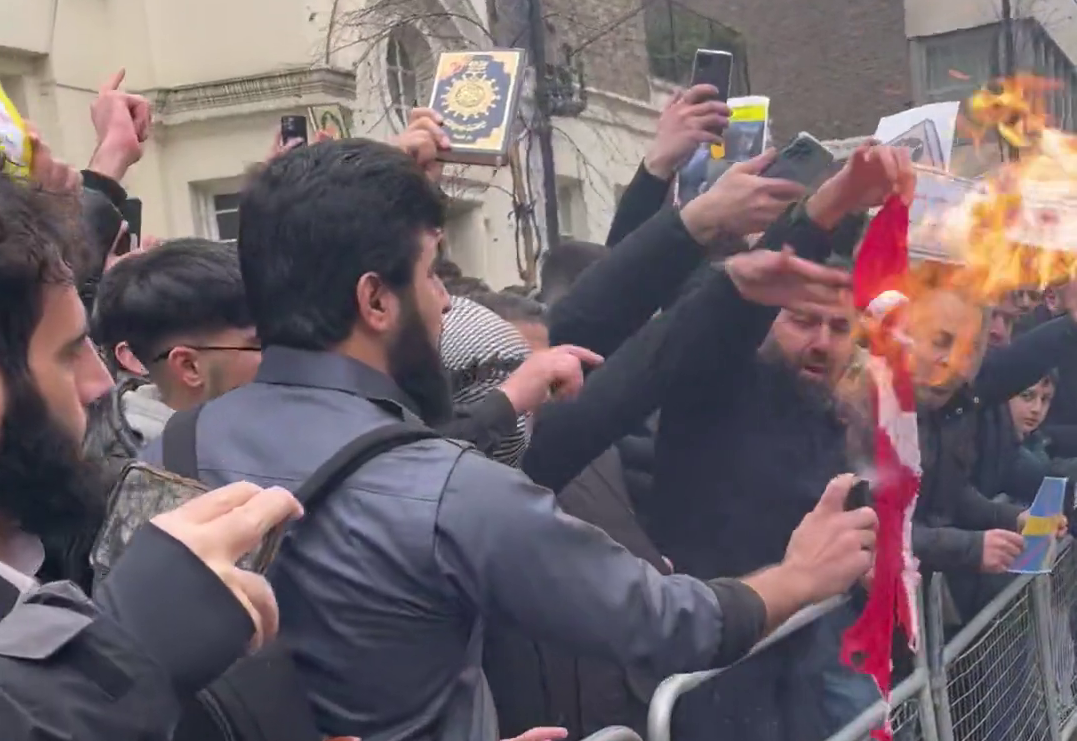 Сжигают мусульман. Мусульмане. Митинг исламистов в Лондоне. Мусульмане сжигают Библию.