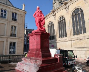 Pontoise. La statue du général Leclerc dégradée à la peinture rouge