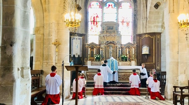 Le pape François surveille les « tradis »