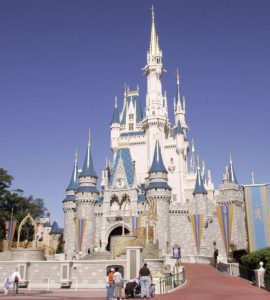 Wokisme : le gouverneur de Floride supprime la “zone économique spéciale” de Disney World