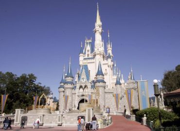 Wokisme : le gouverneur de Floride supprime la “zone économique spéciale” de Disney World