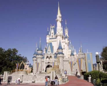Wokisme : le gouverneur de Floride supprime la “zone économique spéciale” de Disney World