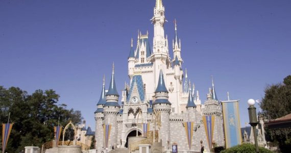 Wokisme : le gouverneur de Floride supprime la “zone économique spéciale” de Disney World