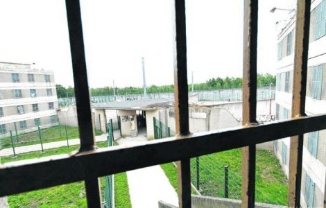 Osny : 74 colis jetés par-dessus les murs de la prison à l'aide d'une catapulte