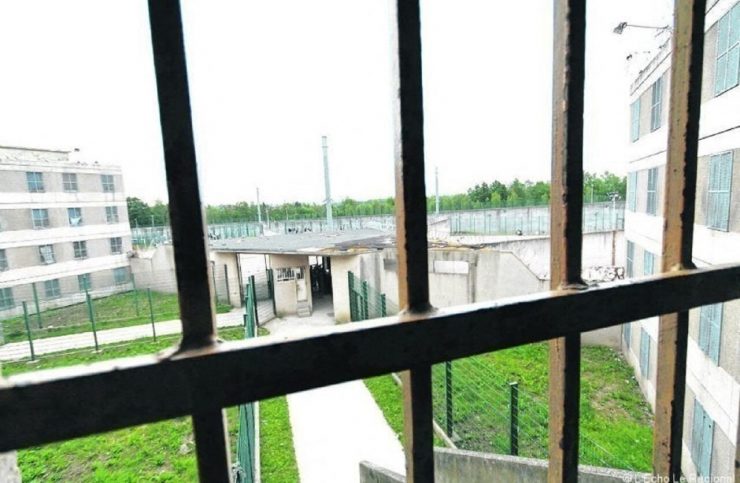 Osny : 74 colis jetés par-dessus les murs de la prison à l'aide d'une catapulte