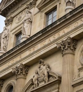 Cour de cassation : La France peut-elle continuer à juger des crimes de guerre commis dans un autre pays ?