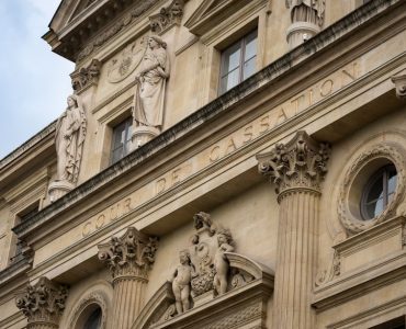 Cour de cassation : La France peut-elle continuer à juger des crimes de guerre commis dans un autre pays ?