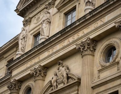 Cour de cassation : La France peut-elle continuer à juger des crimes de guerre commis dans un autre pays ?