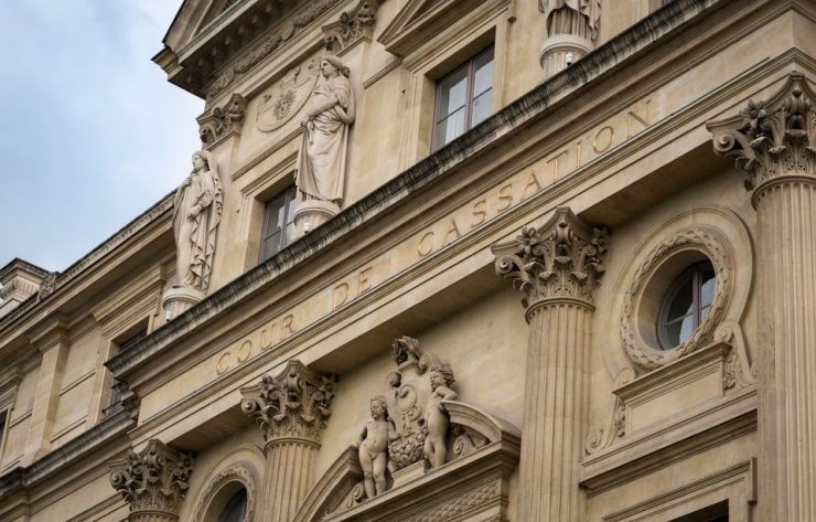 Cour de cassation : La France peut-elle continuer à juger des crimes de guerre commis dans un autre pays ?