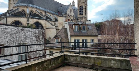 Paris : des migrants LGBT dans l’ancien « HLM doré » de Jean-Pierre Chevènement