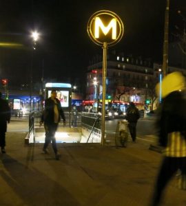 Paris : sa victime le pousse dans l’escalier du métro, le voleur de portable gravement blessé