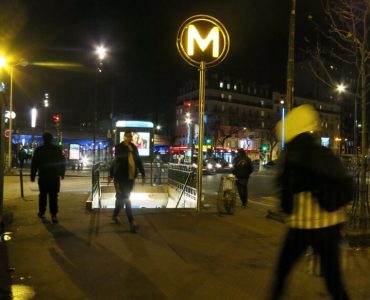Paris : sa victime le pousse dans l’escalier du métro, le voleur de portable gravement blessé
