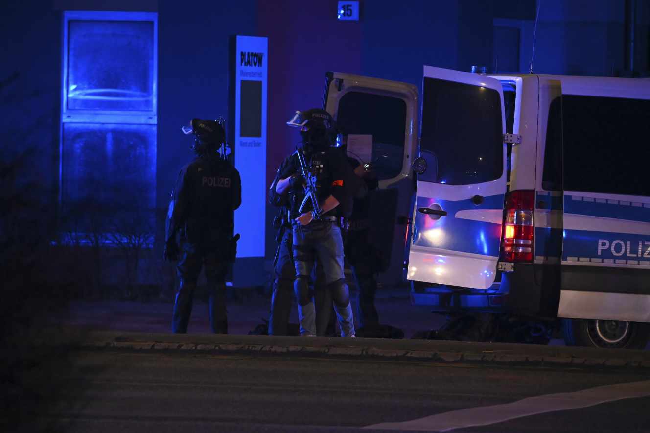 La Fusillade Sur Une Plage D Allemagne 3yHGK7sc-zhYLM