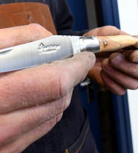 Un couteau laguiole permet à un couple d'octogénaires menacé de mort et séquestré de se libérer