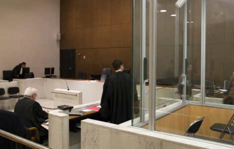 Un homme jugé pour la mort d'un octogénaire d'une crise cardiaque après une altercation dans une file d'attente